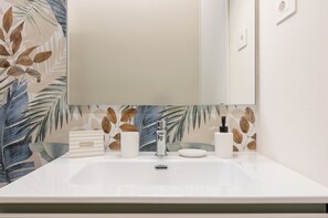 Dusche, Haartrockner, Bidet, Handtücher