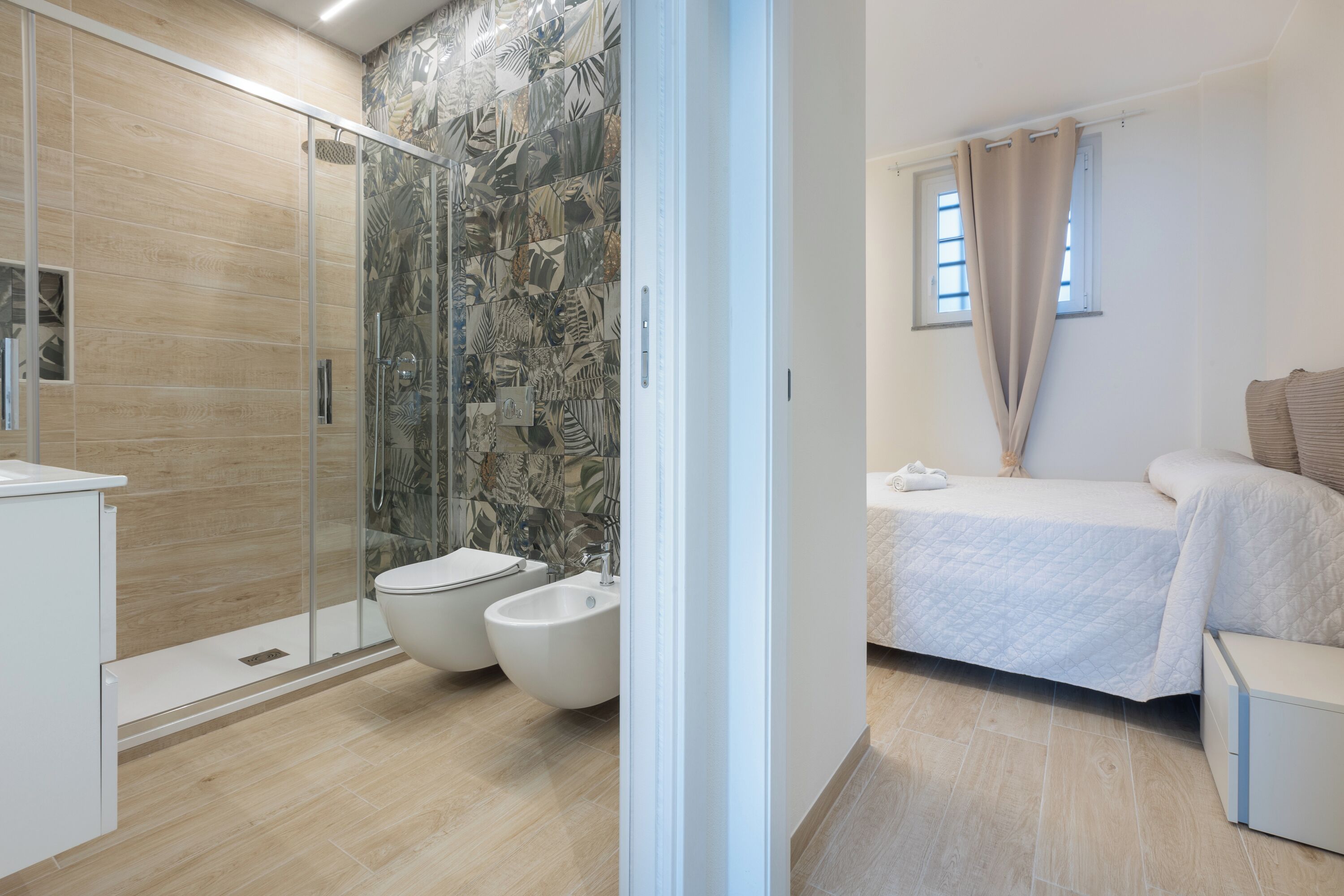 Shower, hair dryer, bidet, towels