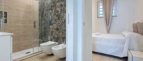 Shower, hair dryer, bidet, towels