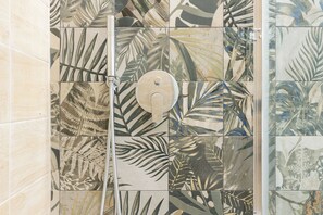 Shower, hair dryer, bidet, towels - Domus Mameli Apartment B (Cagliari)