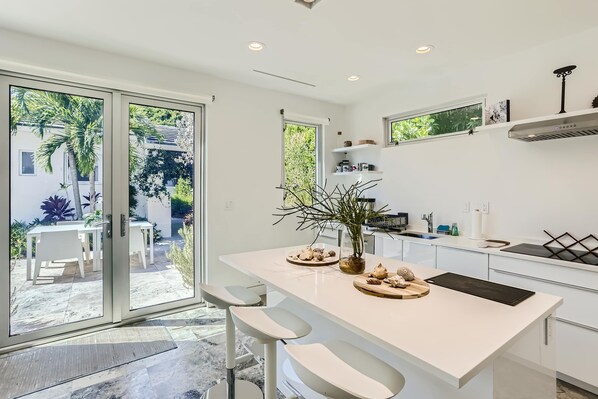 Kjøleskap, mikrobølgeovn, ovn og kokeplater