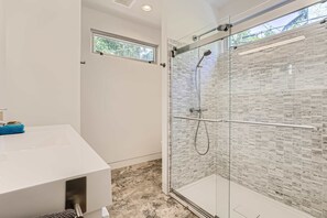 Dusche, Haartrockner, Handtücher