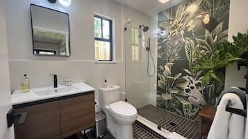 Een douche, een haardroger, handdoeken