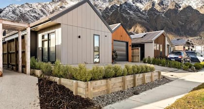 Gorgeous mountain views, fabulous family house, quiet neighbourhood!