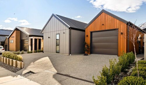 Gorgeous mountain views, fabulous family house, quiet neighbourhood!