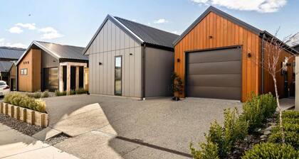 Gorgeous mountain views, fabulous family house, quiet neighbourhood!