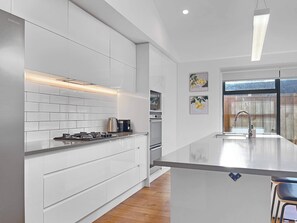 ثلاجة، ميكروويف، فرن، موقد طهي مسطح