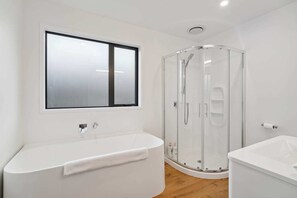 Ducha, secador de pelo y toallas