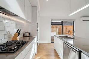 Refrigerador, microondas, horno y parrilla de estufa 
