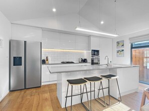 ثلاجة، ميكروويف، فرن، موقد طهي مسطح