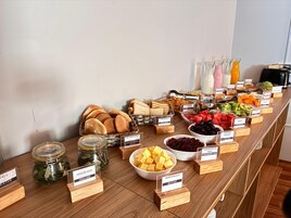 Café da manhã com buffet grátis todos os dias