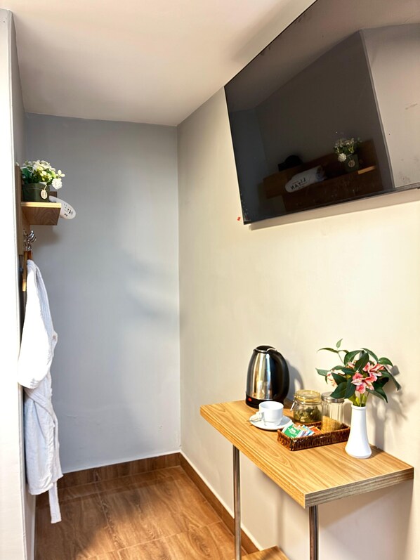 Down duvets, desk, laptop workspace, free WiFi - Hotel Litan Machu Picchu (Aguas Calientes)