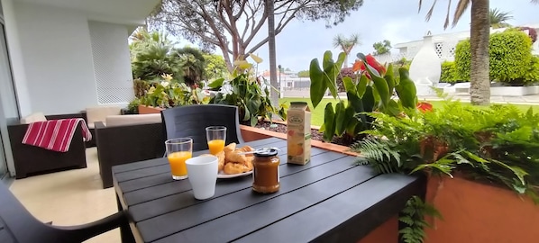 Outdoor dining