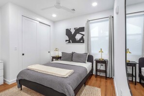 A plush queen bed, smart TV, & ensuite await in the bedroom retreat - Creekside Modern - Community Pool | Ping Pong (New Braunfels)