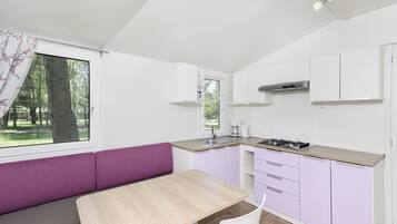 Fridge, cookware/dishes/utensils