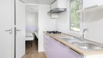 Een koelkast, een koffiezetapparaat/waterkoker