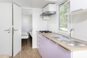 Refrigerador, cafetera/tetera, utensilios de cocina