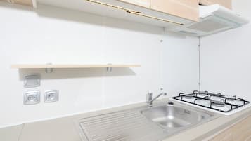 Een koelkast, een koffiezetapparaat/waterkoker