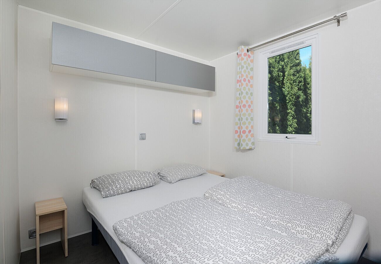 2 bedrooms, bed sheets