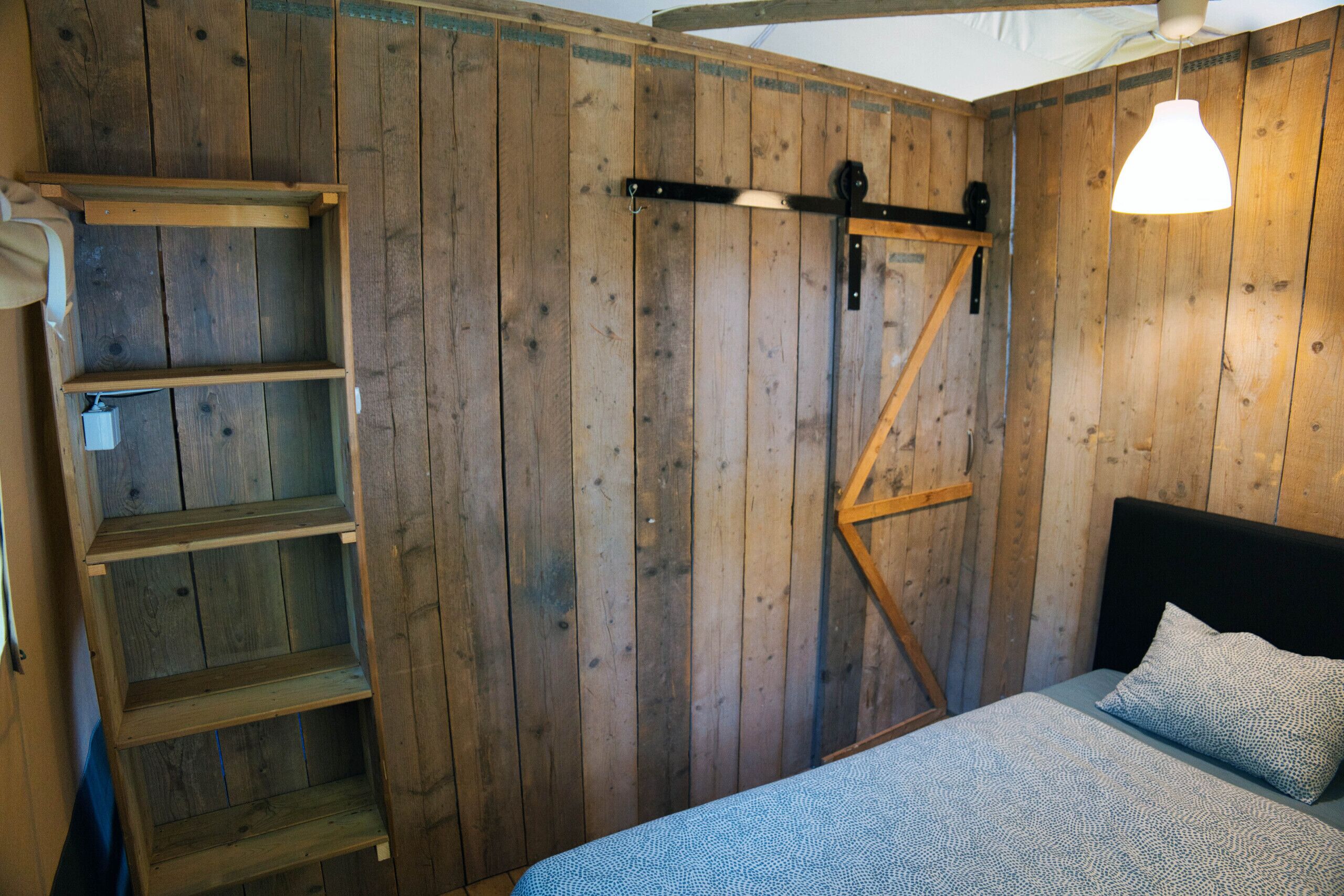 2 bedrooms, bed sheets