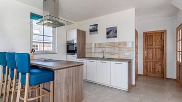 Kühlschrank, Ofen, Geschirrspüler, Wasserkocher mit Kaffee-/Teezubehör