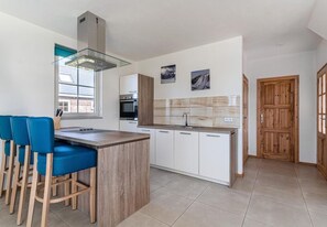 Kühlschrank, Ofen, Geschirrspüler, Wasserkocher mit Kaffee-/Teezubehör