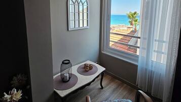 Verdunkelungsvorhänge, schallisolierte Zimmer, Bügeleisen/Bügelbrett