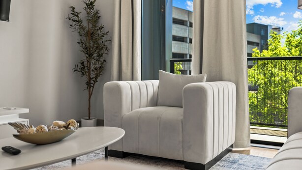 A modern living room with a sofa, a coffee table, and a potted plant. - Lux Mocha Downtown Self Check-in Balcony (Atlanta)