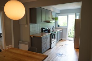 Køleskab, mikrobølgeovn, ovn, kogeplade