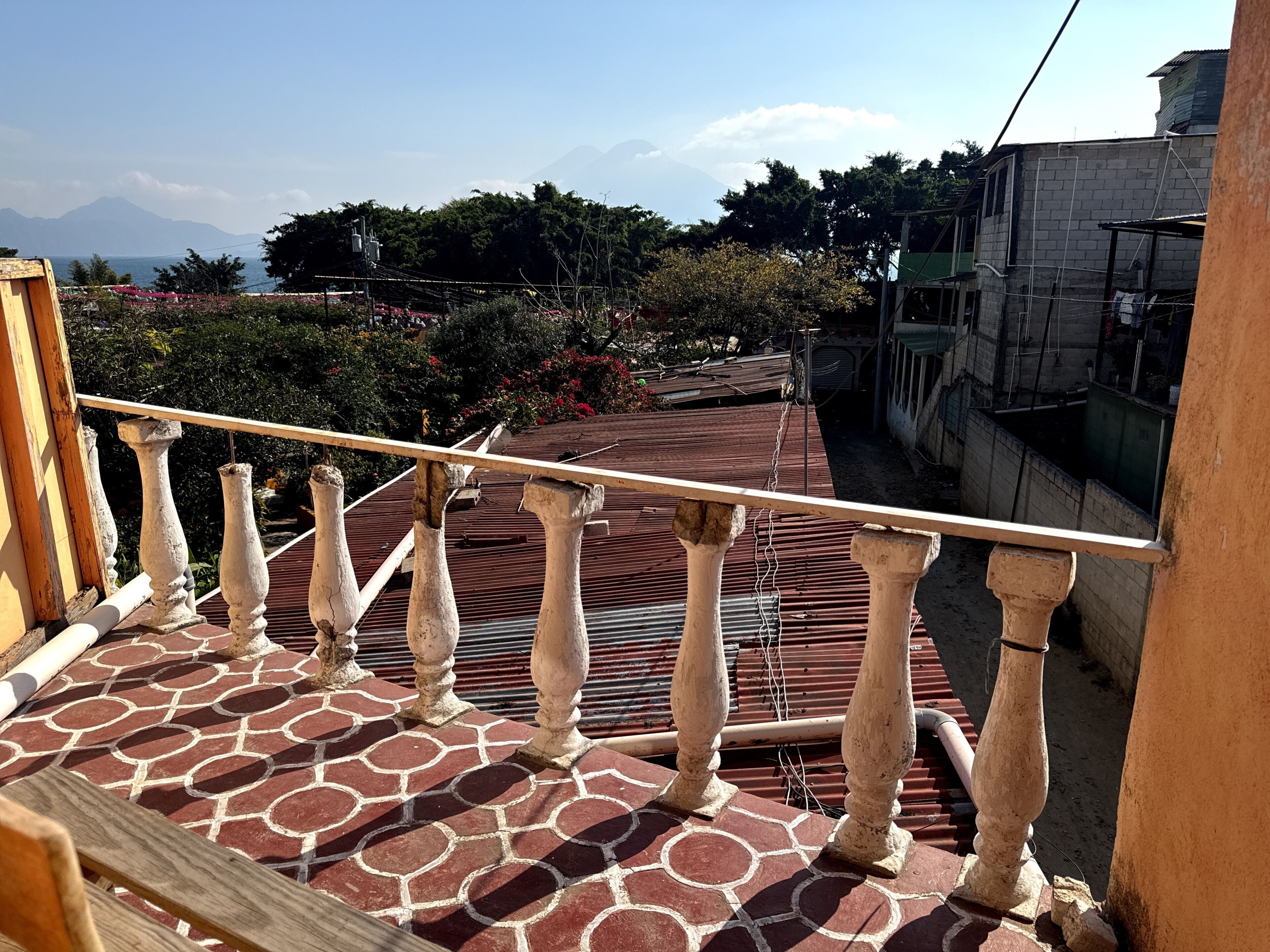 Un escalier dont les marches sont décorées d’un motif particulier, menant à un balcon agrémenté d’une rambarde en métal.