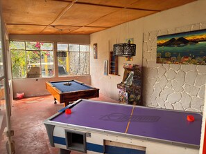 50-inch TV with cable channels, table football, books - Hotel Hanna Resort (Panajachel)