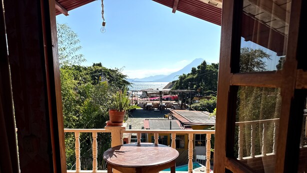 Un balcón con vista a una montaña y una piscina.