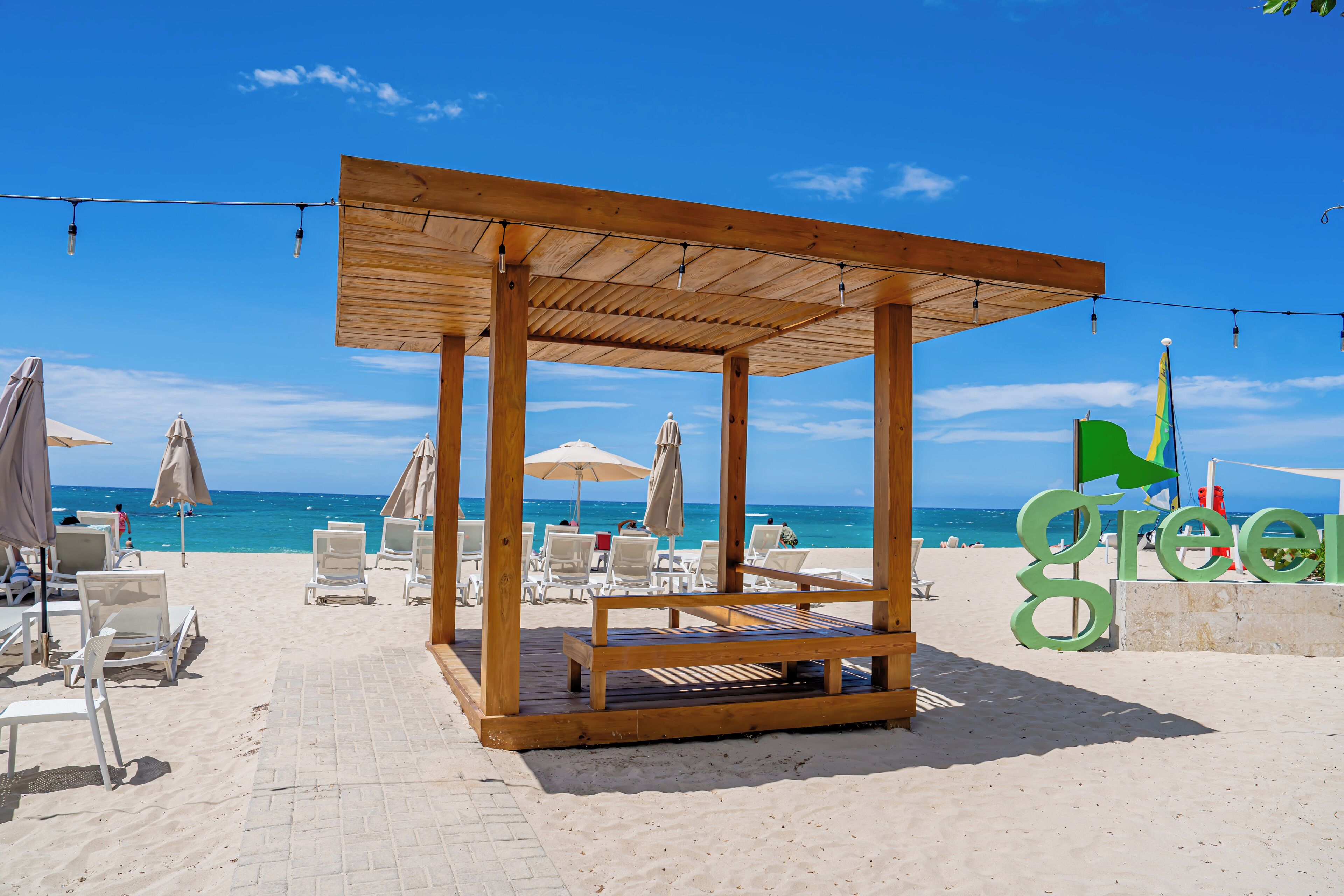 Plage à proximité, chaises longues, serviettes de plage