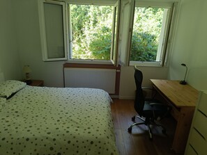 3 chambres, fer et planche à repasser, Wi-Fi, draps fournis