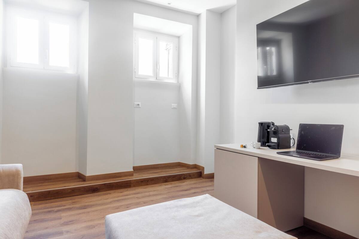 ห้องดีลักซ์สวีท, ระเบียง, วิวเมือง | ห้องนั่งเล่น | สมาร์ททีวี 55 นิ้ว พร้อมช่อ  งดิจิตอล, Netflix, บริการสตรีมมิ่ง