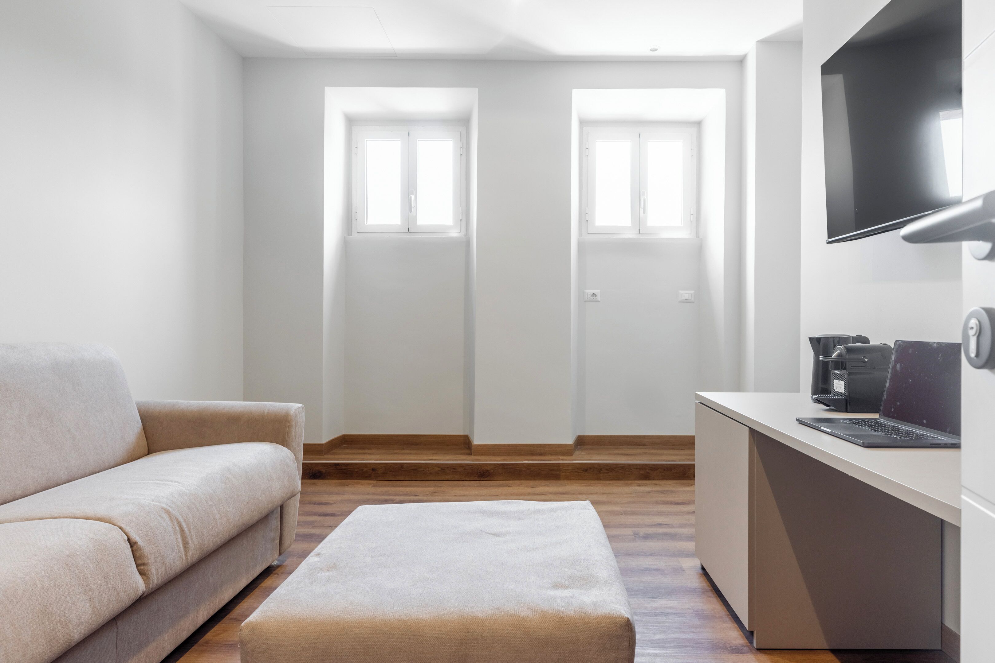 デラックス スイート バルコニー シティビュー | リビングルーム | 55 インチのスマートテレビ (デジタル放送 視聴可)、Netflix、ストリーミングサービス