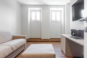 Deluxe Suite, Balcony, City View | Living room