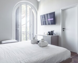 Luxury Room, Housekeeping, City View