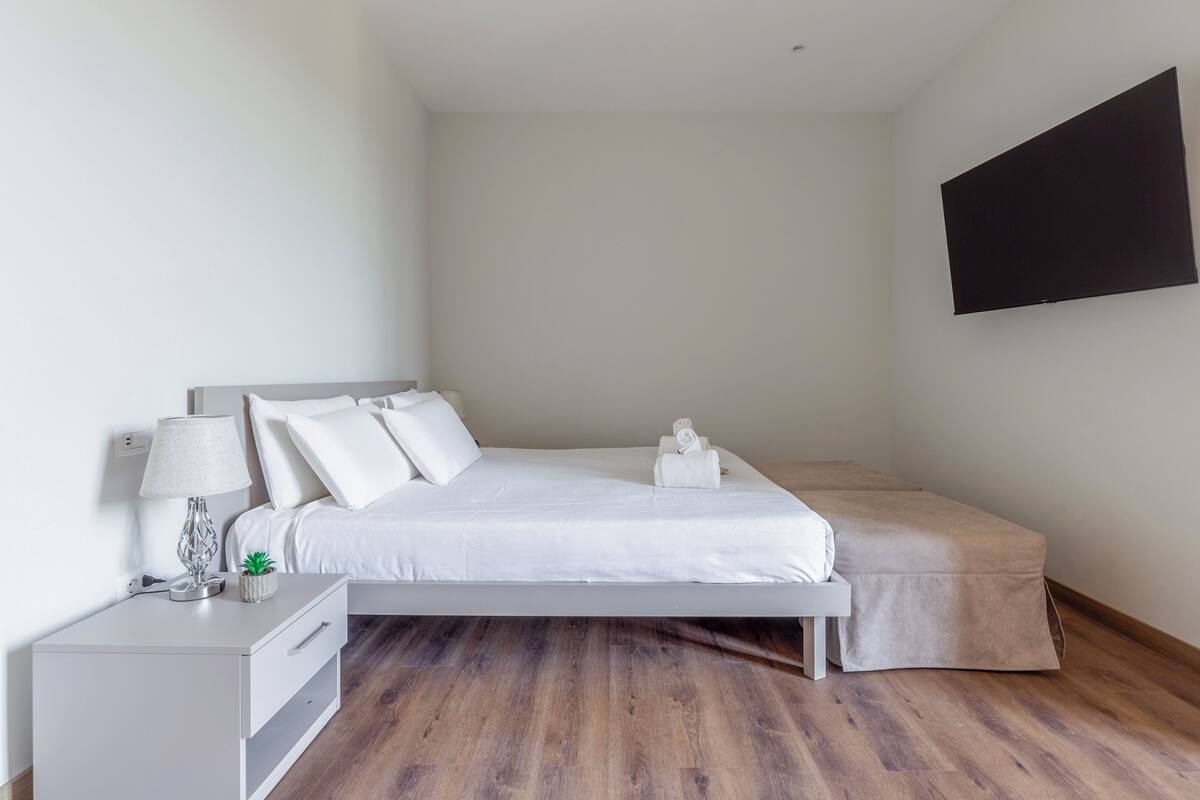 ห้องซูพีเรีย, วิวเมือง | ผ้าปูที่นอน Frette จากอิตาลี, เครื่องนอนระดับพรีเมียม, เตียงเมมโมรีโฟม