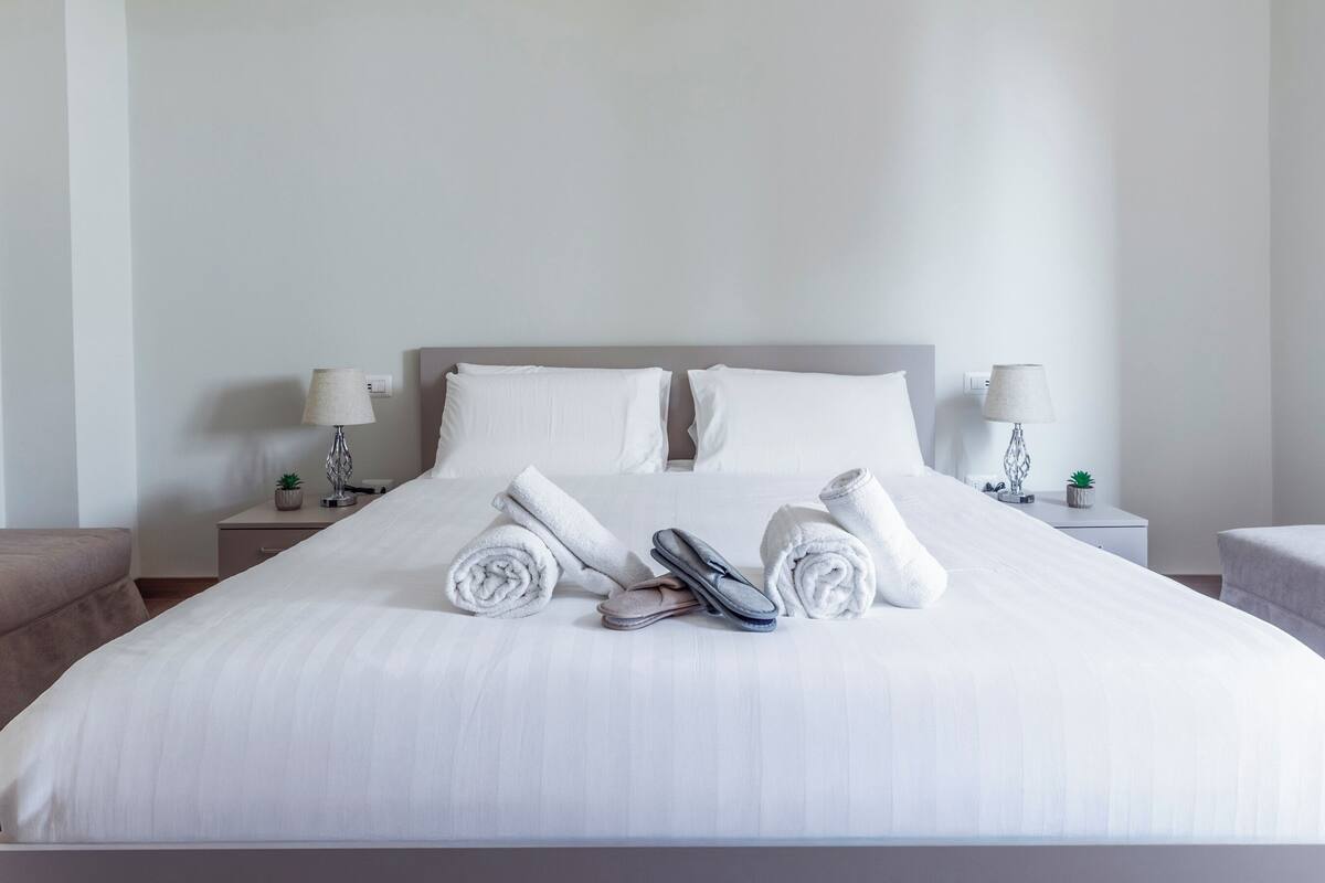 ห้องลักซ์ชัวรี่, บริการทำความสะอาด, วิวเมือง | ผ้าปูที่นอน Frette จากอิตาลี, เครื่องนอนระดับพรีเมียม, เตียงเมมโมรีโฟม