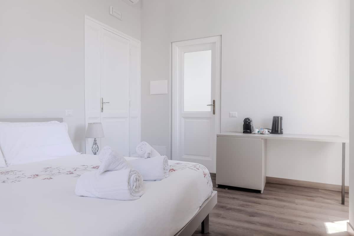 Deluxe Double Room, City View | Interior