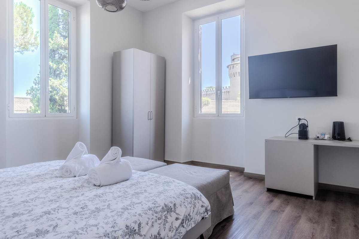 Luxury Room, Non Smoking, City View | Property amenity