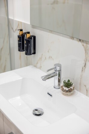 Ducha, artículos de tocador ecológicos, secador de pelo, pantuflas