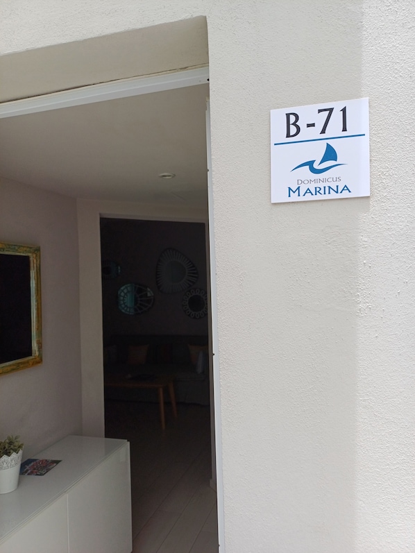 Een bord met 'B-71' en 'Dominicus Marina', dat een kamer nummer en naam aangeeft.