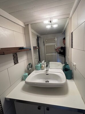 Hårtørrer, håndklæder, Toiletpapir