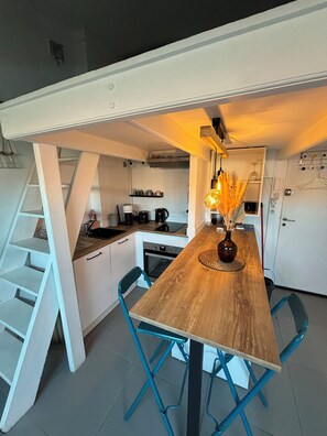 Ovn, kokeplater og oppvaskmaskin