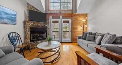 Cozy 3-bedroom cabin in Waynesville, with spacious deck