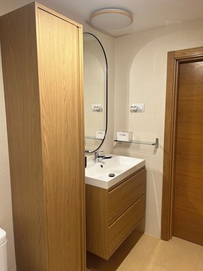Shower, hair dryer, towels, toilet paper - Very well-equipped family apartment in a quiet golf course with swimming pool. (Roldán)