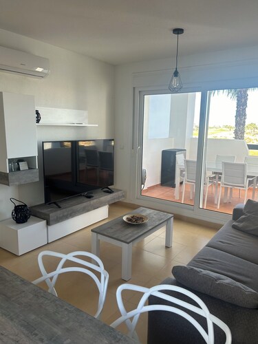Very well-equipped family apartment in a quiet golf course with swimming pool.