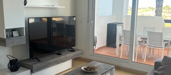Very well-equipped family apartment in a quiet golf course with swimming pool.